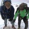 Bergsteiger beim setzen einer Eisschraube
