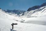 Wegweiser im Tiefschnee
