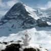 Schneemann vor Kulisse der Eiger Nordwand
