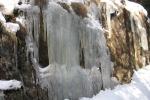 Eiszapfen am Fahrweg
