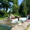 Surfer auf der Welle im Kanal
