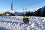 Schneeschuhe vor dem Berghaus
