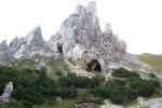 Burg-Felsen am Wegrand
