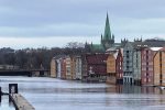 Lagerhuser am Fluss Nidelva
