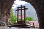 Blick durch den Tunnel zur Basilika von Covadonga
