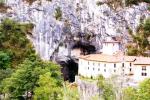 Blick bvon der Basilika zur Santa Cueva