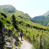 Weg oberhalb einer kleinen Schlucht
