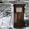 Toilettenhaus am Wegrand
